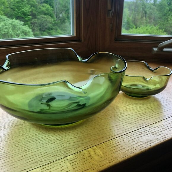 Green Scalloped Bowl Set Chip & Dip Glass Anchor Hocking Bowls Set of 2 - Picture 3 of 6
